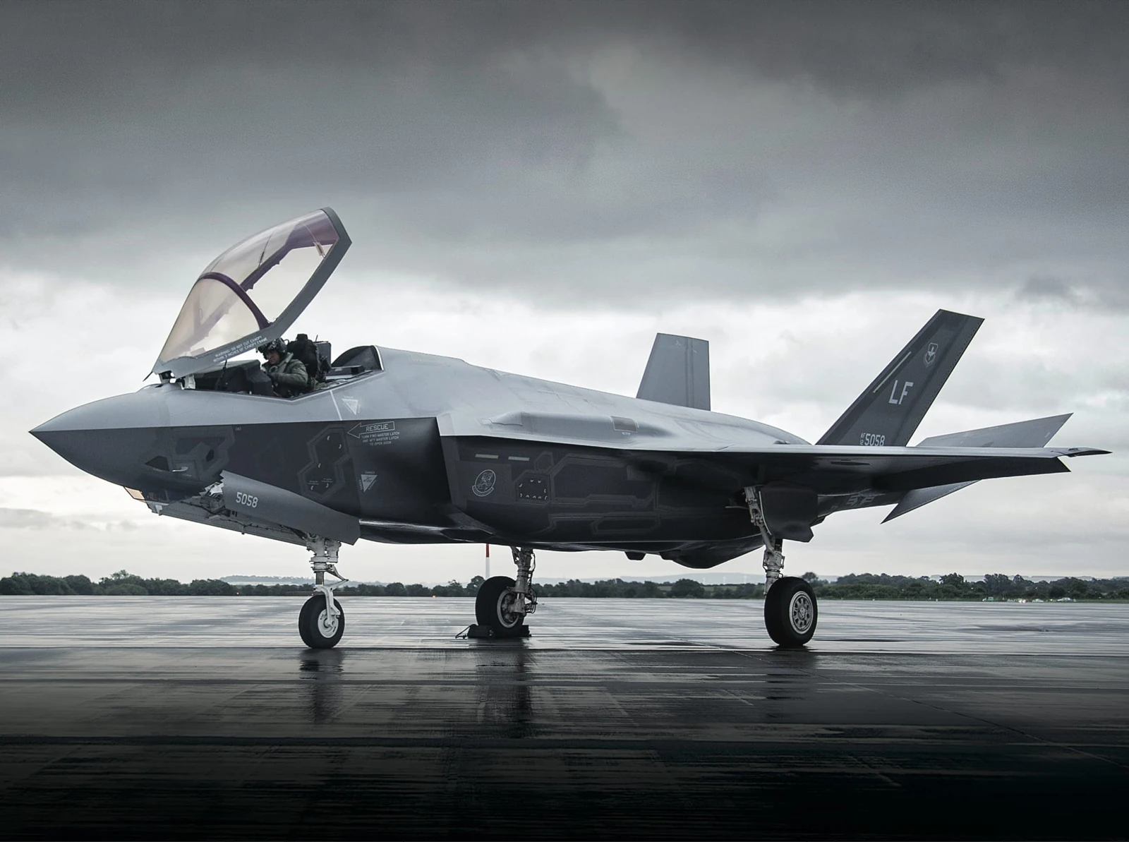 F-35A της αμερικανικής Πολεμικής Αεροπορίας σε διάδρομο, φωτογραφία αρχείου
